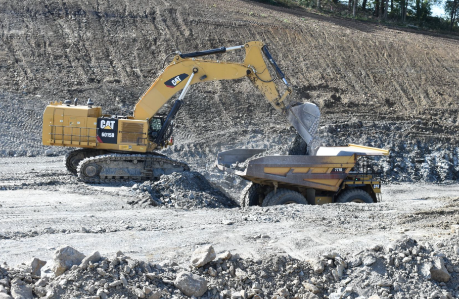 Vikšrinis ekskavatorius CAT 6015 kasykloje