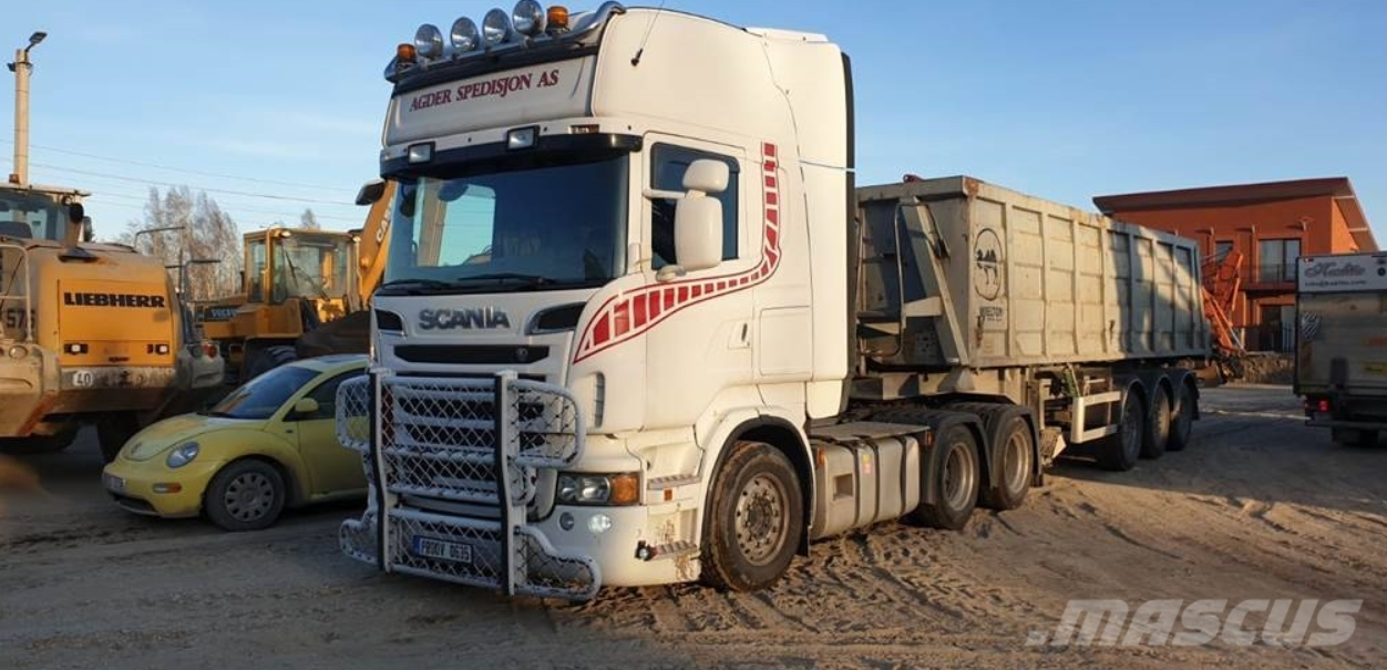 Baltas Scania vilkikas su puspriekabe technikos prekybos aikštelėje. Naudotas sunkvežimis parduodamas Mascus Lietuva.